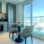 Keyrock Living - Studio With Burj Khalifa View